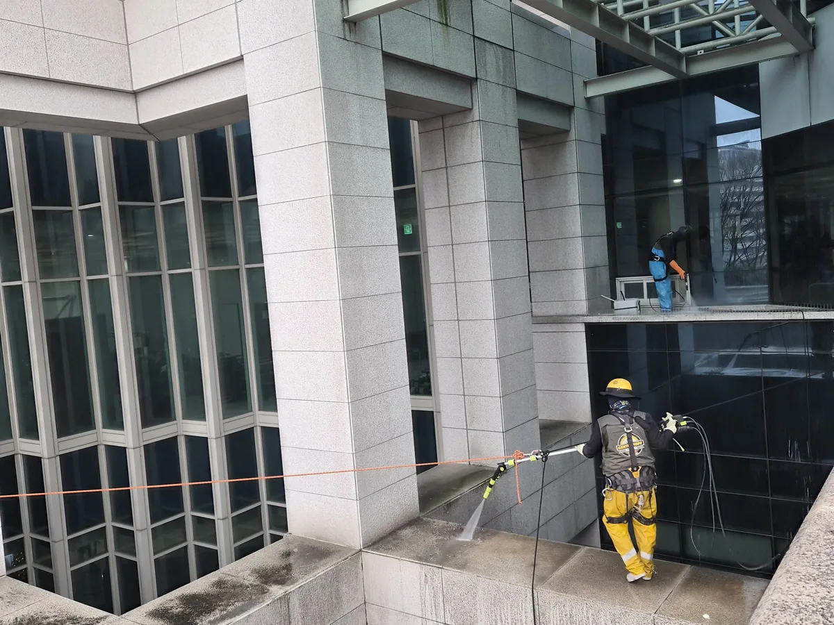 서구 내동 상가건물 옥상 파라펫 장비 주변 정밀 위생청소 사례 - 행진크린