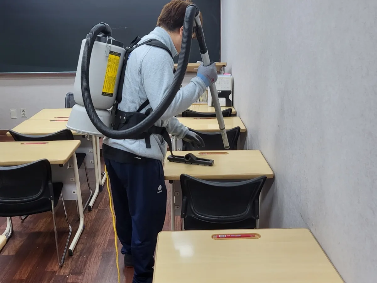유성구 성북동 학교 현관·중앙홀 바닥 위생청소 사례 - 행진크린